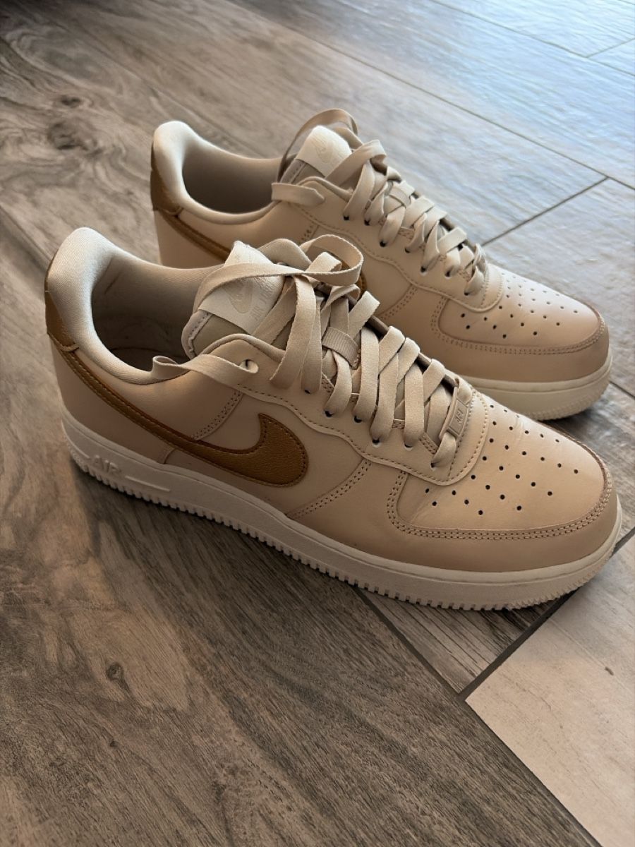 Nike Herrenschuhe: Baskets Nike Air Force 1 Beige Doré taille 43 – Neu (gemäss Beschreibung) aus St-Gingolph von emergency_one
