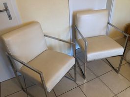 2 fauteuils en simili cuir blanc crème