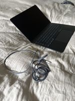 MacBook Air M2 (2022) mit Ladekabel