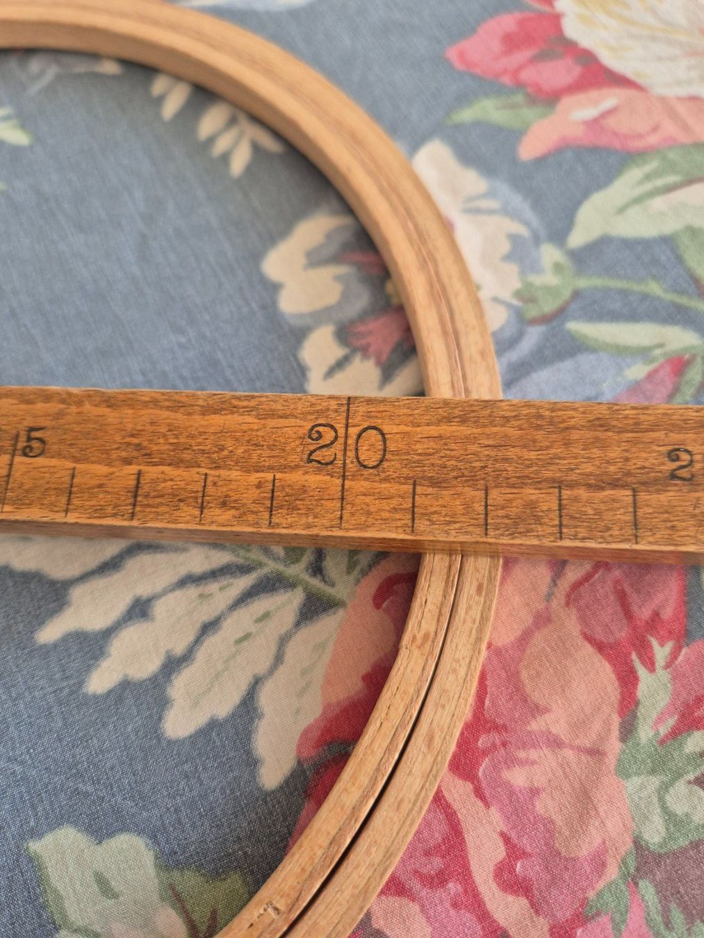 Cerchi da ricamo: Stickrahmen Holz, Durchmesser 22 cm – Usato da Bern venduto da aronari 2