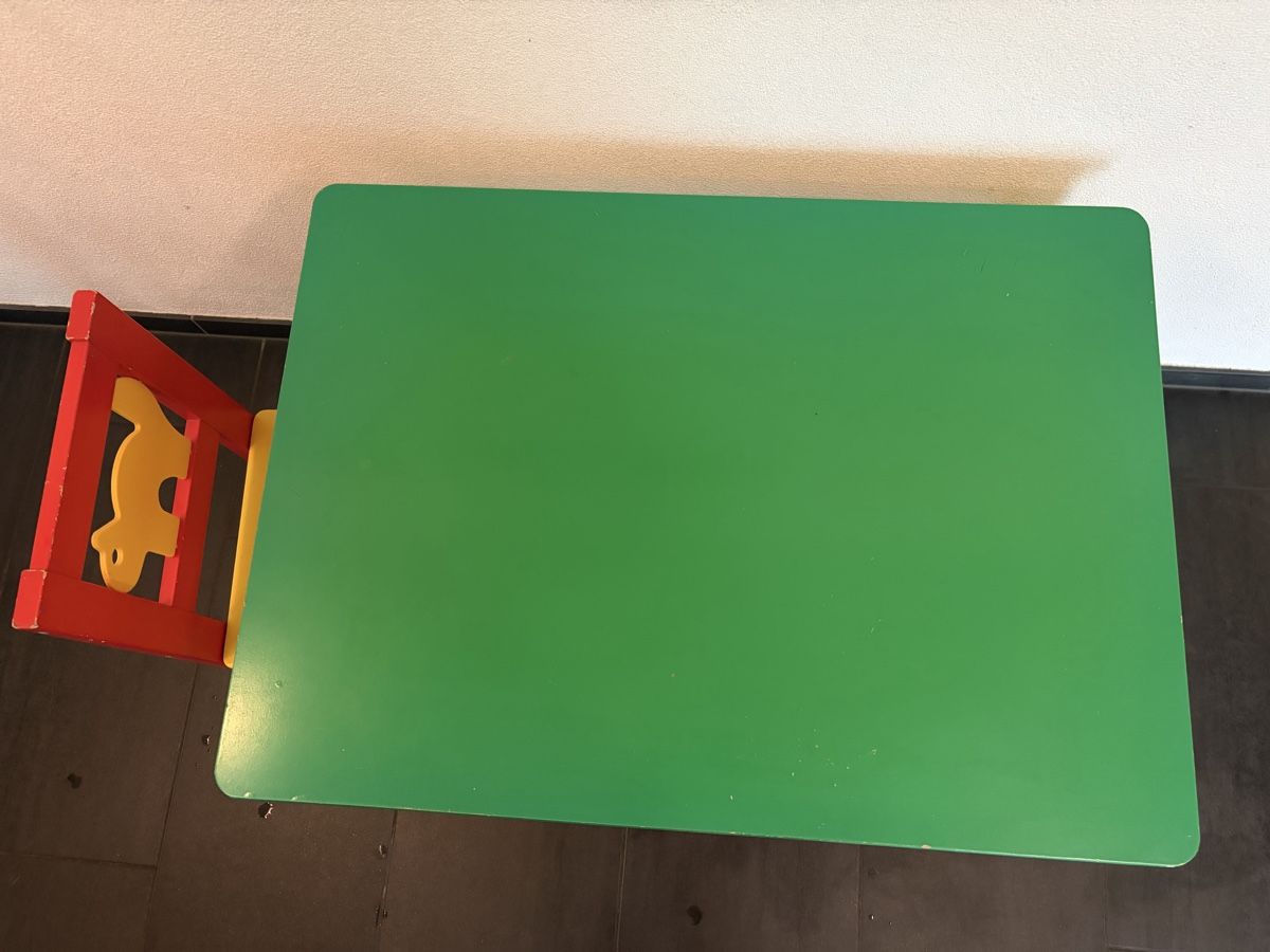 Set de table et chaises: Kindertisch mit 1 Stuhl – D'occasion à Lichtensteig par hiditch 1