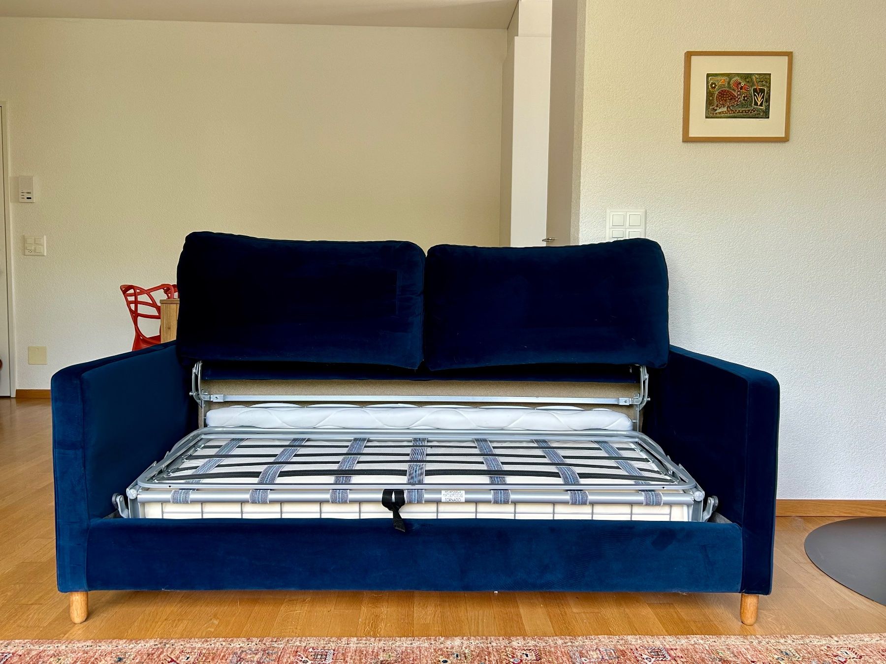 Maisons du monde Sofas: Canapé-lit en velours bleu nuit – Gebraucht aus Zürich von Kavaga