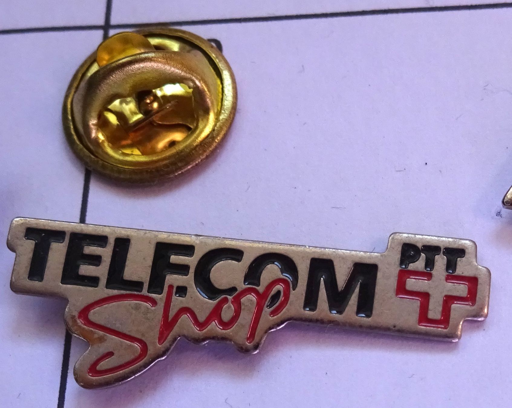 Placchette & Badge: 2 Pin TELECOM ,Telecom Shop PTT – Usato da Utzenstorf venduto da BUtter81 1