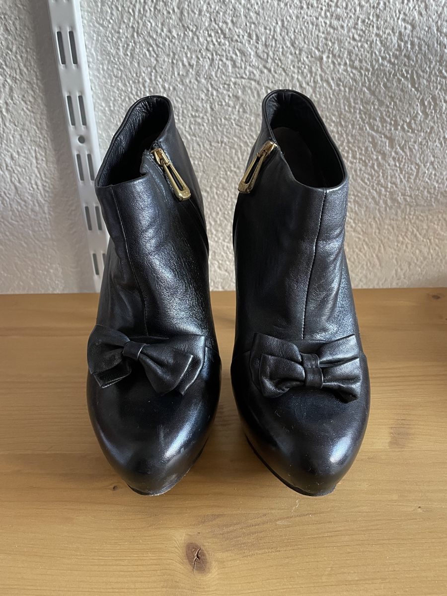 Navyboot Scarpe da donna: Bottines Navyboot cuir noir avec nœud – Usato da Martigny venduto da Lea_lucci