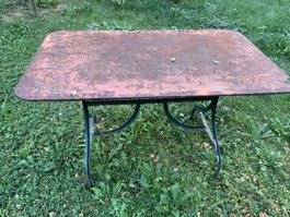 Gartentisch aus Metall antik mit Patina