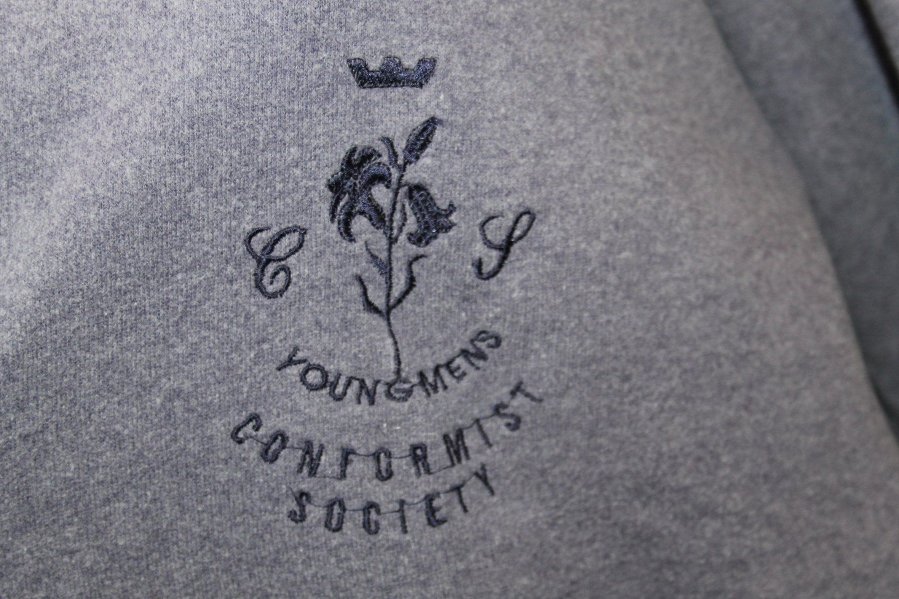 Pullover & Sweatshirts: Pullover / Sweatshirt – Gebraucht aus Schaan von antikes_und_kurioses 2