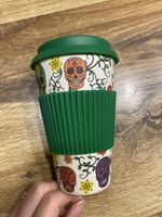 Kaffeebecher to go, Totenkopfmotiv