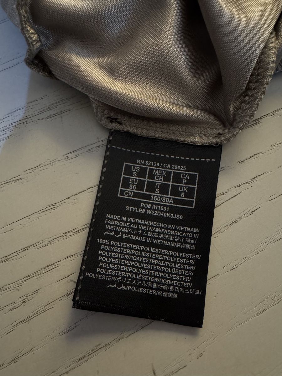 Guess Tute: Guess Metallic Silver Romper S – Usato da Hurden venduto da rac_wyf8 7