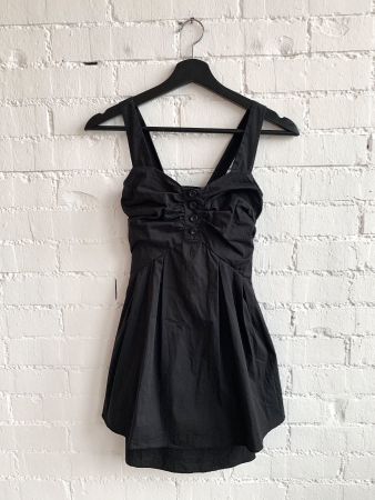 Schwarzes kurzes Kleid