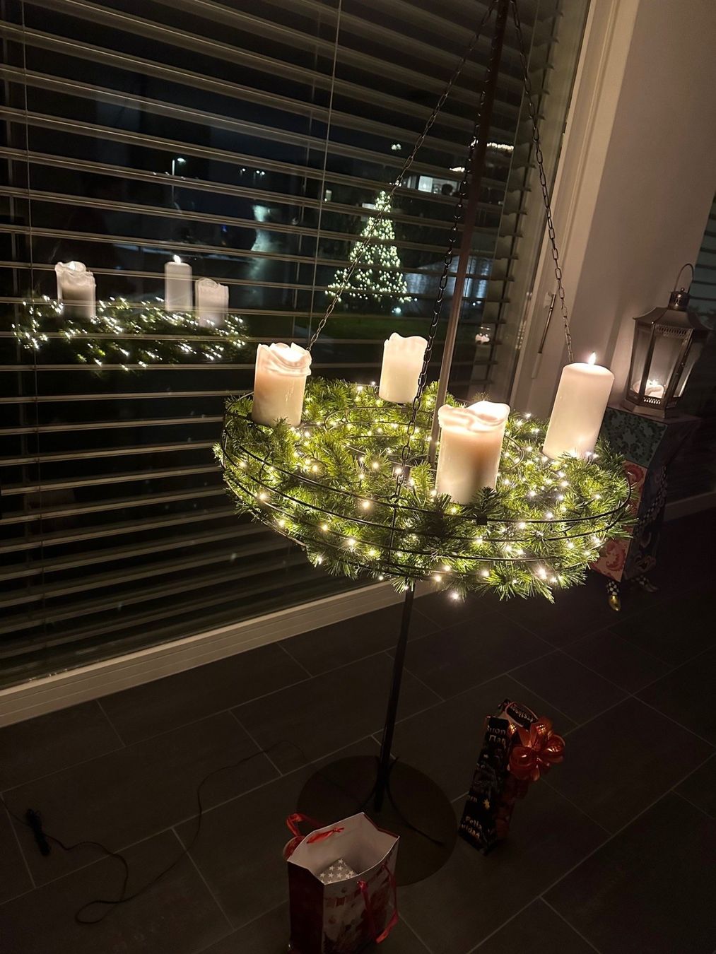 Kerzenständer: Großer Adventskranzständer mit schwebendem Korb und Deko – Gebraucht aus Eschlikon TG von Modos 4