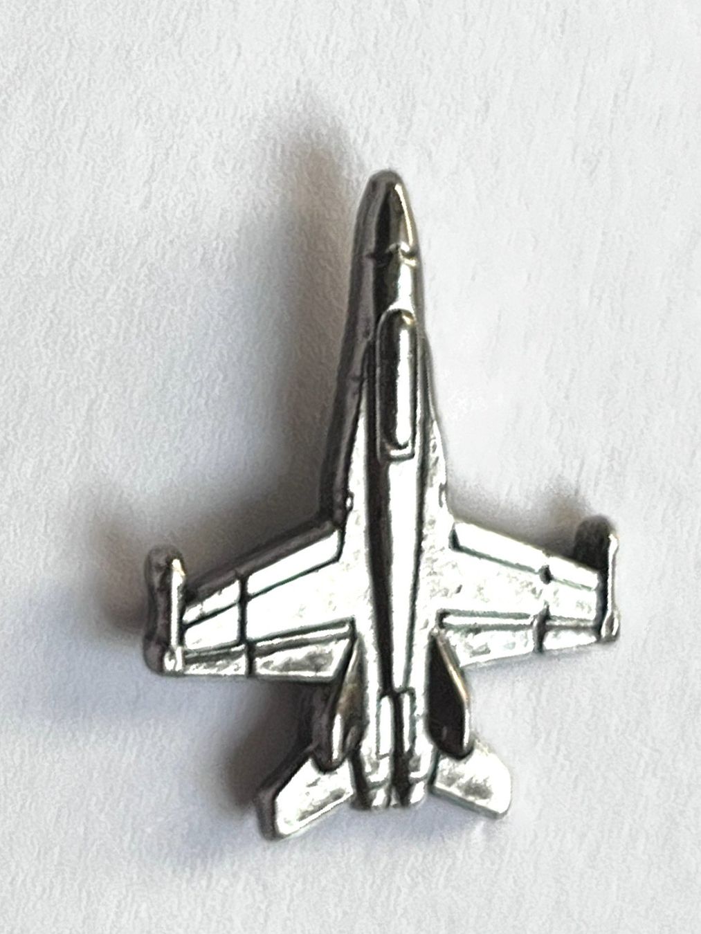 Schweizer Armee Placchette & Badge: Pin Schweizer Armee silbrig 2 cm FA 18 – Usato da Kriens venduto da TSCH1