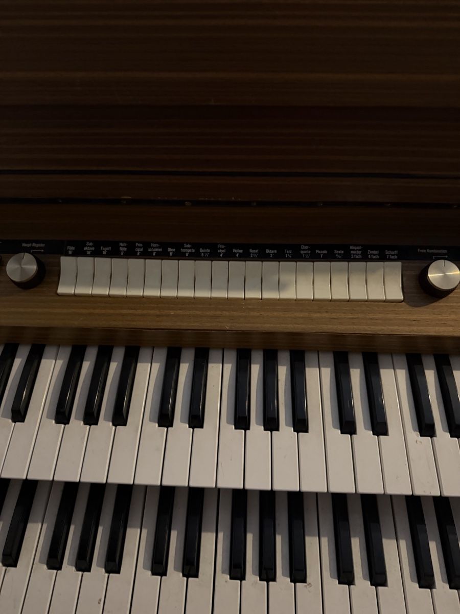 Musikinstrumente: Orgel von dr. Böhm – Gebraucht aus Tennwil von Zenayda