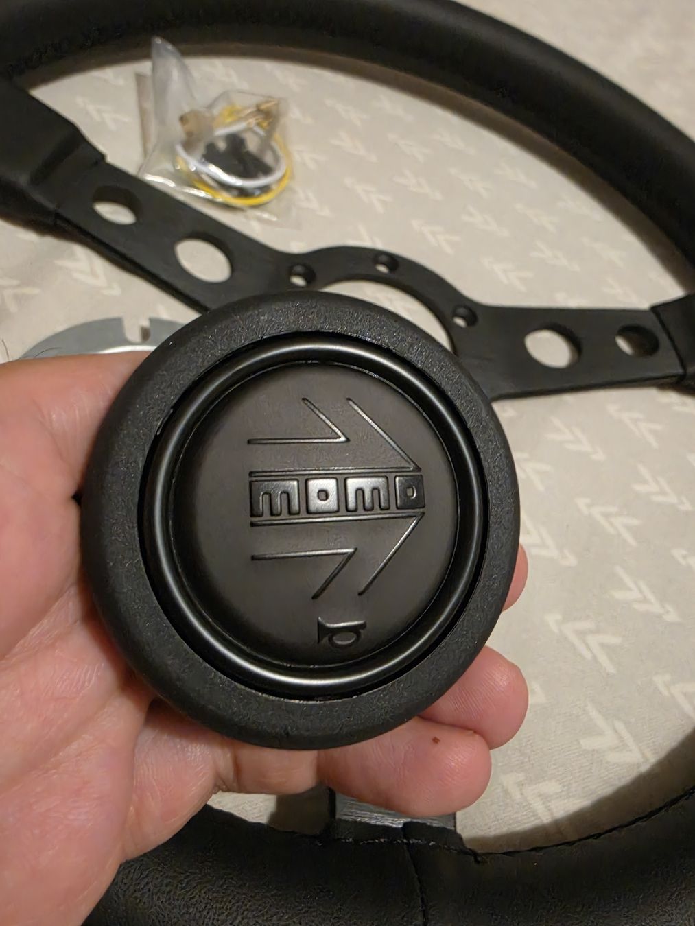 Toutes les pièces auto: Volant MOMO cuir BLACK EDITION – Neuf avec emballage d'origine à Courtaman par Bluejazz 3