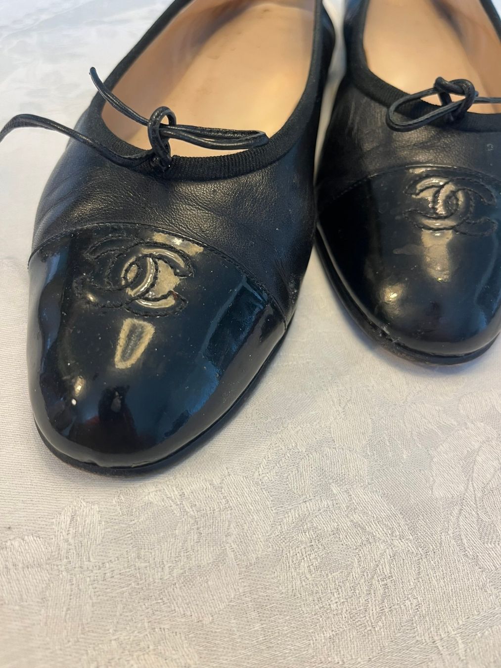 Chanel Scarpe da donna: CHANEL Classic Ballerinas Black Patent Cap – Usato da Wettswil venduto da PeterVoArosa 2