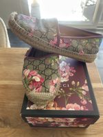 Espadrilles Gucci motif fleurs toile beige état usagé