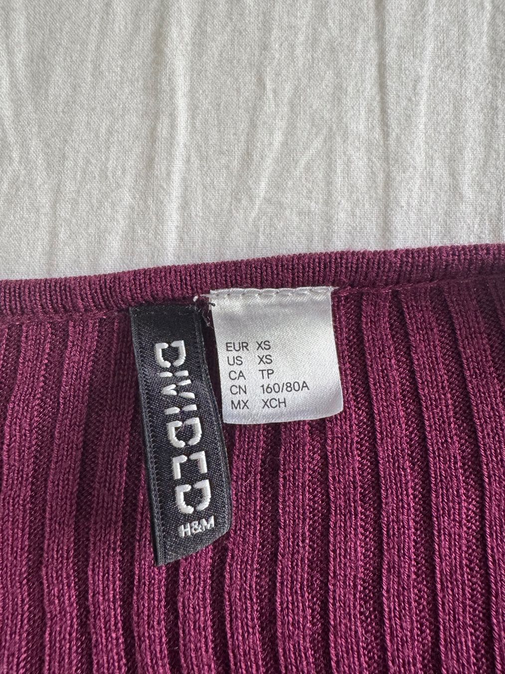 H&M Top: Wine-colored ribbed wrap top, size XS, perfect for fall. – Usato da Zürich venduto da olalinda 3