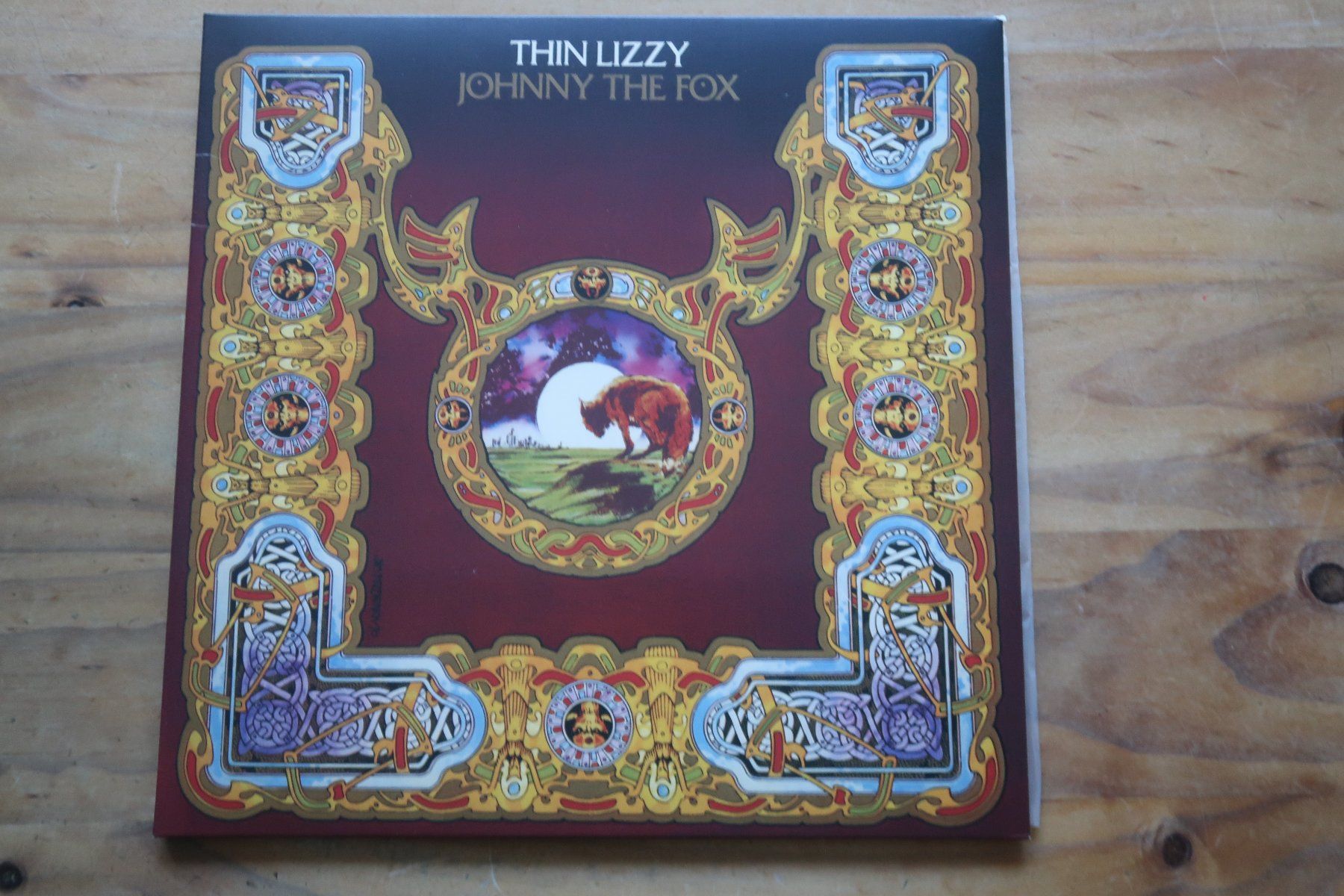 Dischi in vinile: THIN LIZZY - JOHNNY THE FOX - ROTES RED VINYL LP – Usato da Basel venduto da Patiscat