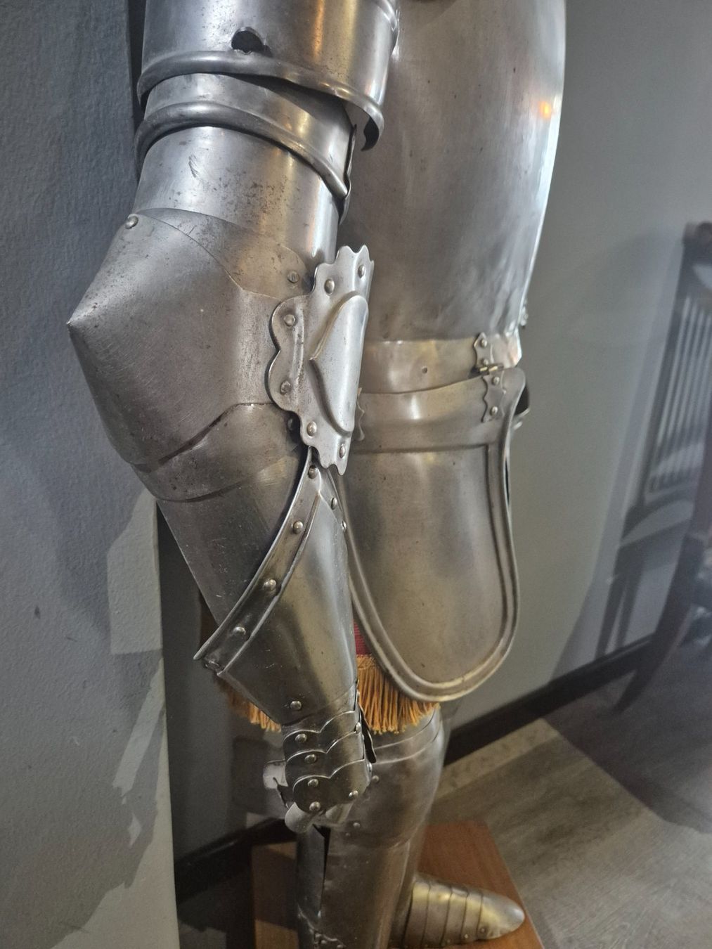 Tutte le decorazioni: Exceptionnelle Armure de jeune Prince médiéval – Usato da Morgins venduto da pmd_px9d 5