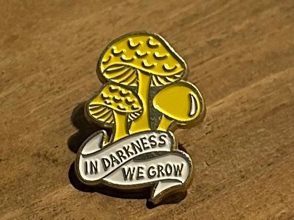 Placchette & Badge: Pin Pilze  ' In Darkness we grow ' – Nuovo e nell'imballaggio originale da Geneve venduto da vane267