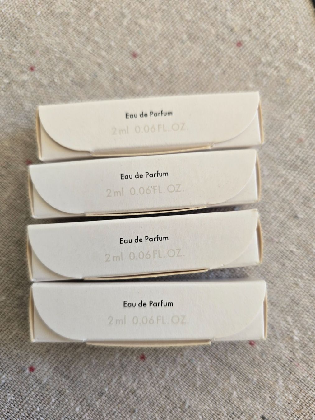 Louis Vuitton Profumi & Eau de Toilette: Louis Vuitton Eau de Parfum 2ml. 4 Stück – Nuovo e nell'imballaggio originale da Bottmingen venduto da sandy_2 2