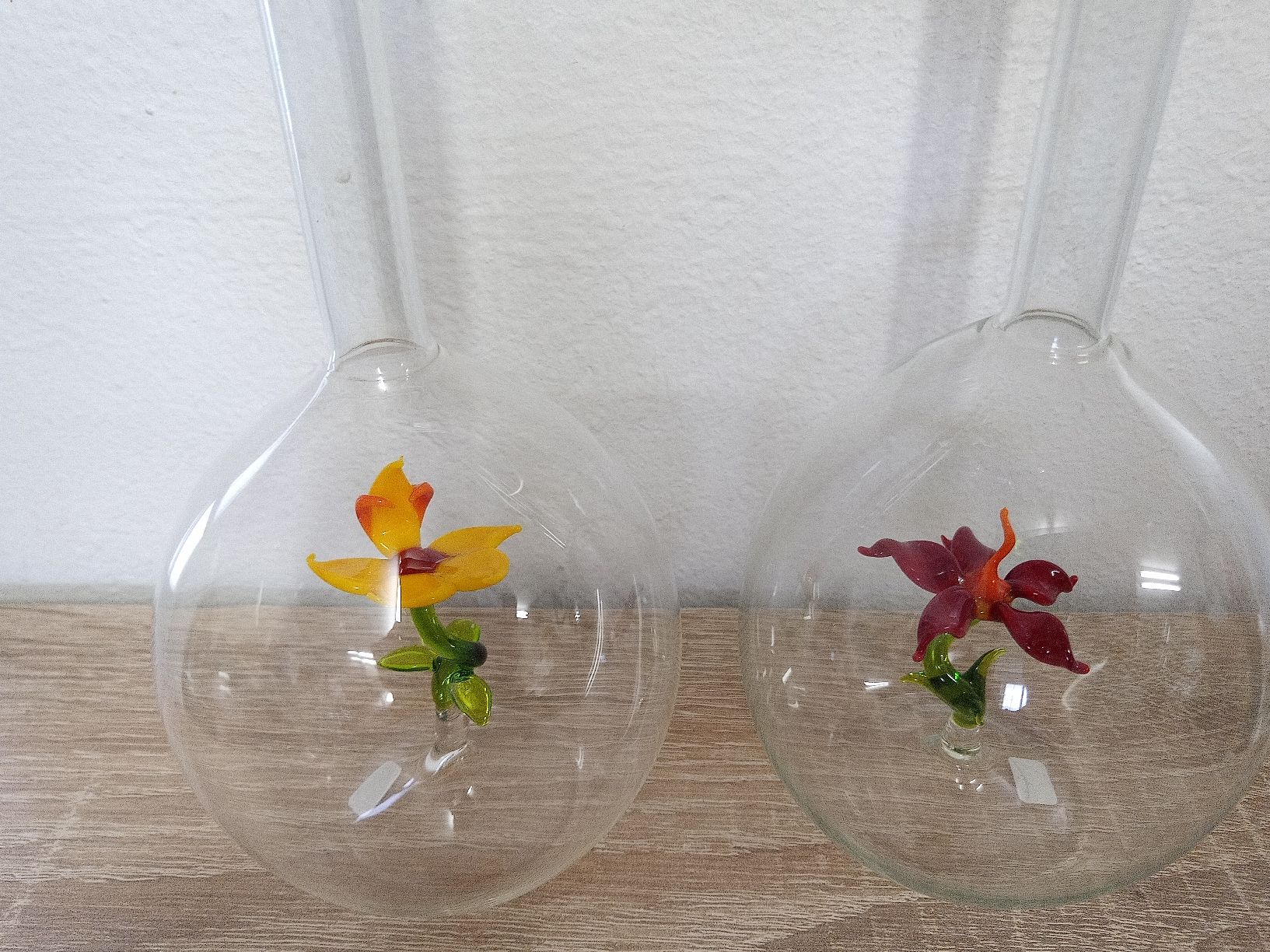 Apparecchiature e tecnologia a gas: 2 Glasflaschen mit Glasblumen - Deko Flaschen Blumen – Usato da Reiden venduto da Zofi-Brocki 1