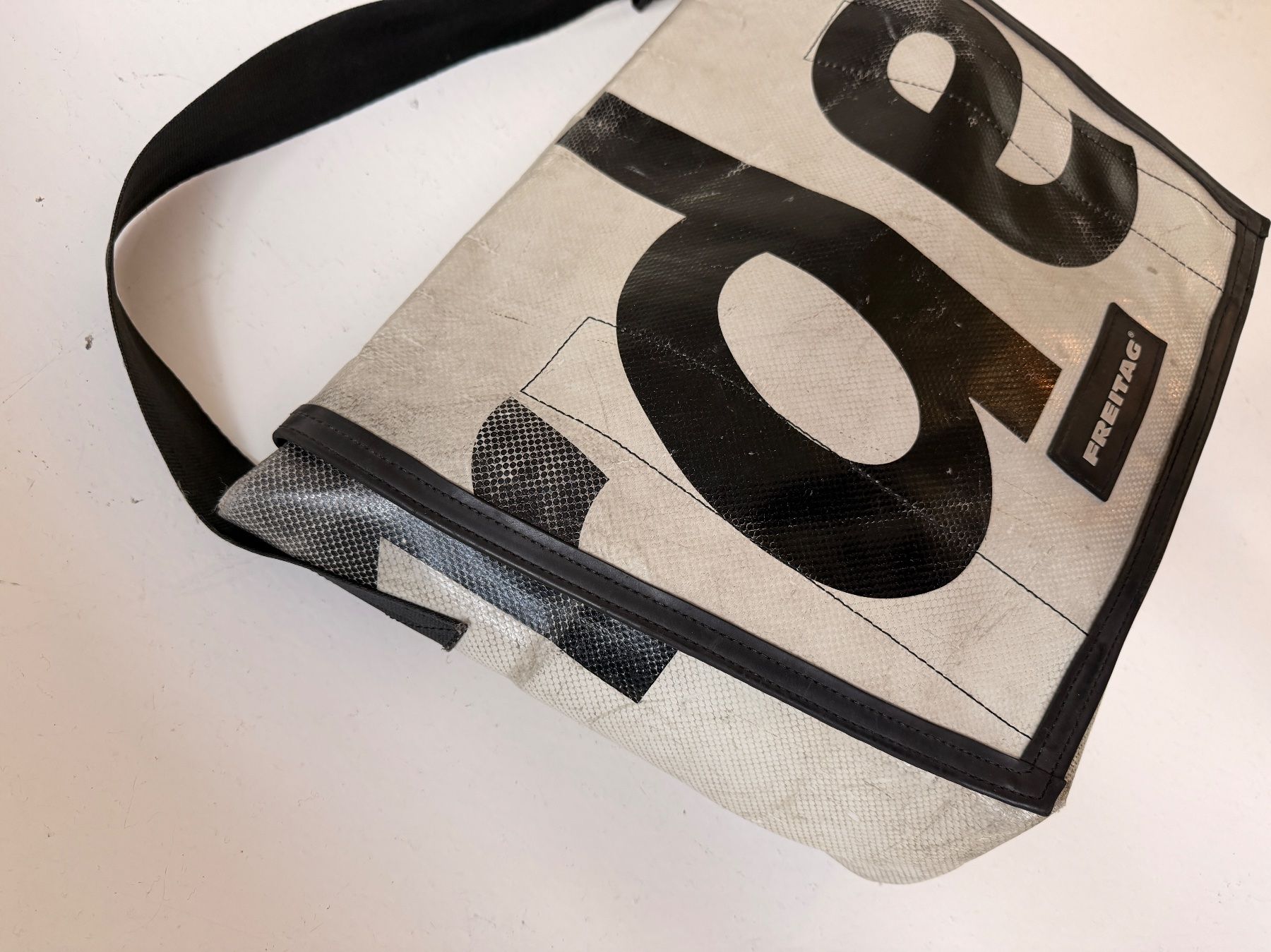 Freitag Borse: Freitag Tasche Weiss Schwarz Freizeittasche Schultasche – Usato da Bern venduto da die_6p8g 1