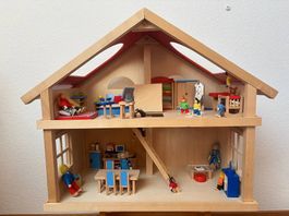 Goki Puppenhaus mit Einrichtung und Puppenfamilie