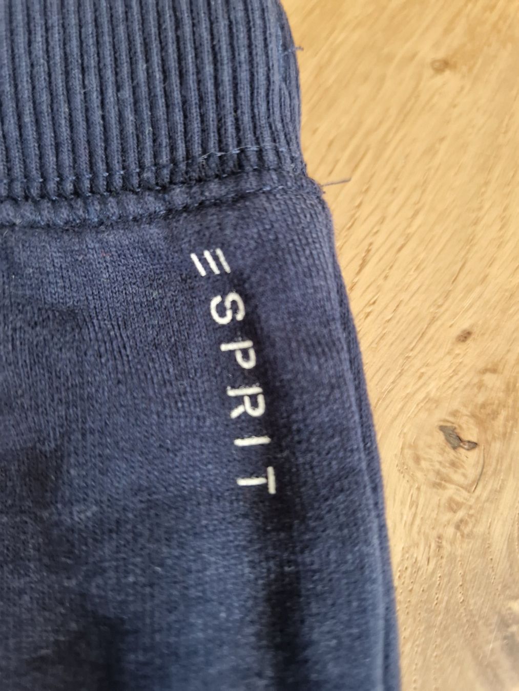 Esprit Pantaloni: Trainerhose Gr. 116/122 Esprit – Usato da Davos-Dorf venduto da Bpelikan 2