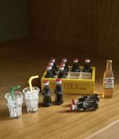 Gin und  Kasten Coca-Cola für Puppenhaus/Puppenstube 