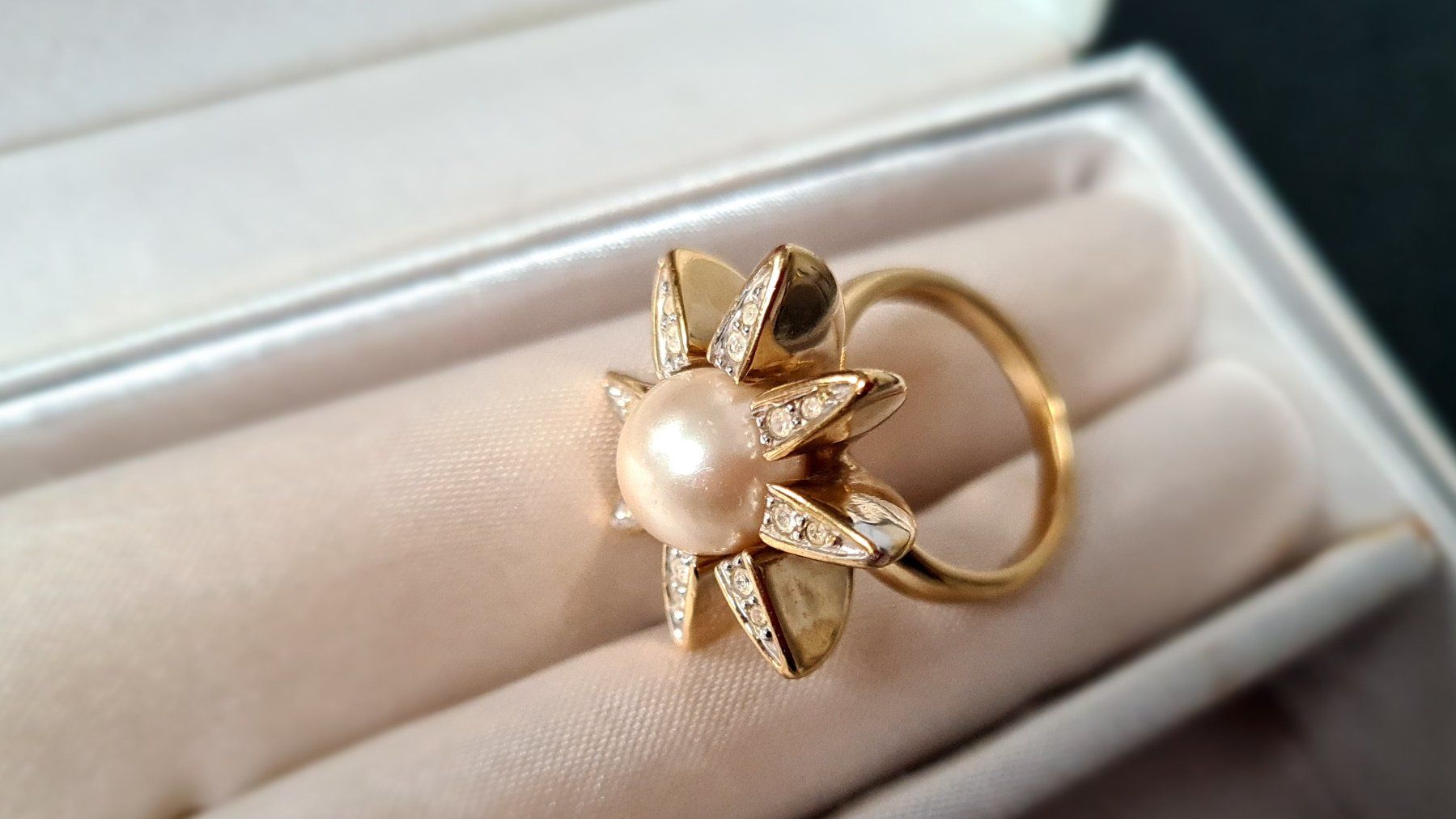 Pierre Lang Anelli: Pierre Lang goldener Ring mit Kristallen und Perle – Usato da Frauenfeld venduto da Purzli 1