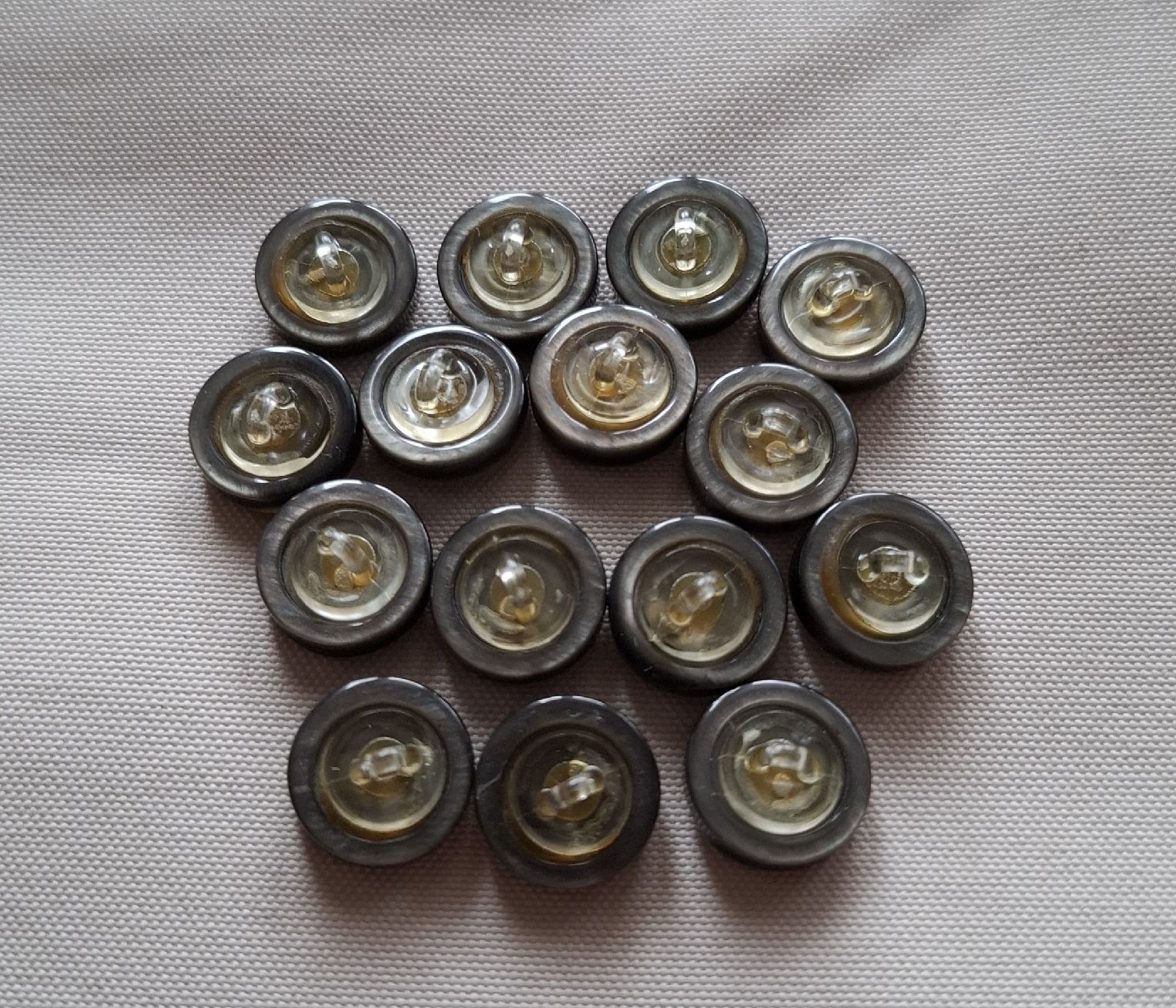 Knöpfe: 15 Stück Knöpfe, Perlmuttoptik, 13 mm. – Neu (gemäss Beschreibung) aus Dietikon von Hirschkopf 2