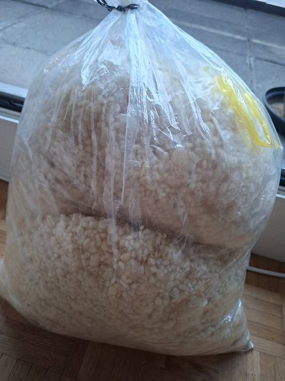 Materiale di riempimento: 800 g Füllmaterial aus Schurwolle  – Usato da Affoltern am Albis venduto da Feather