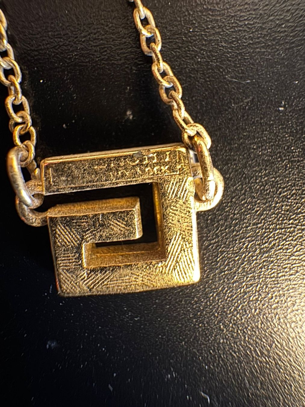 Givenchy Catenine: Givenchy Halskette Goldfarben G Logo – Usato da Winterthur venduto da Dejv 2
