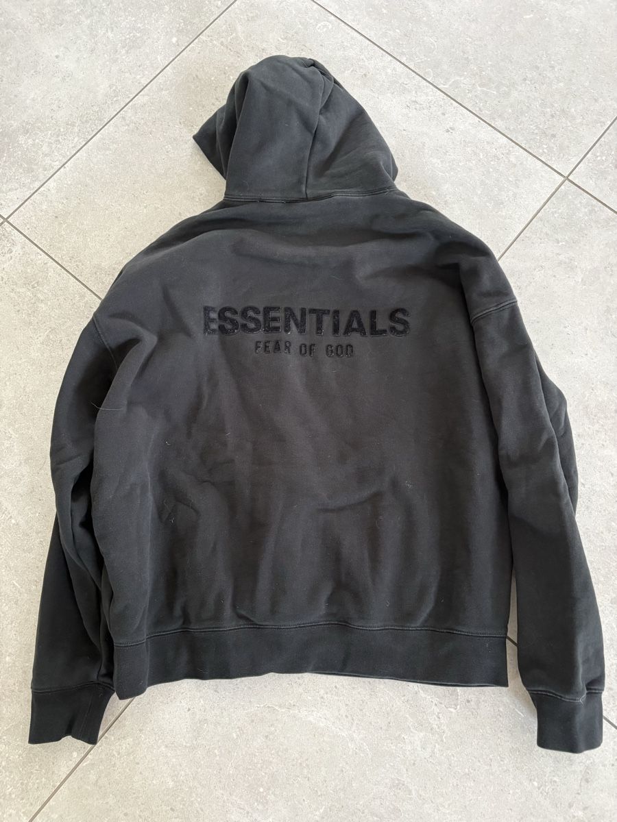 Pullover & Sweatshirts: Kapuzenpullover Essentials schwarz Grösse L – Gebraucht aus Ballwil von Soia 1