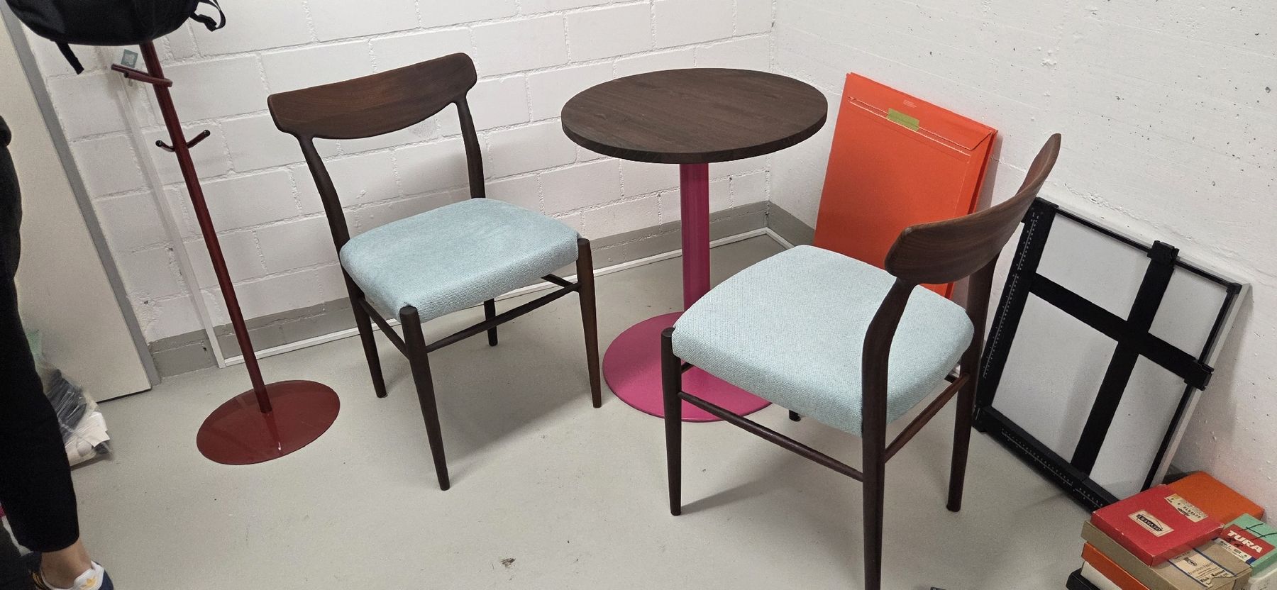 Chaises: Schöner Designtisch – D'occasion à Baden par Digit6