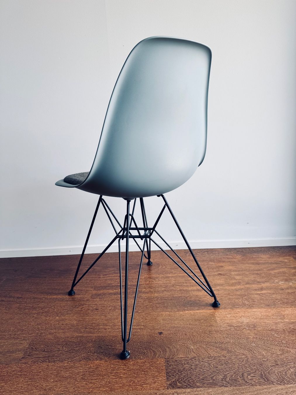 Vitra Sedie: ORIGINAL VITRA EAMES PLASTIC ARMCHAIR Eisgrau m. Sitzpolster – Usato da Ennetbaden venduto da DanielCPH 1