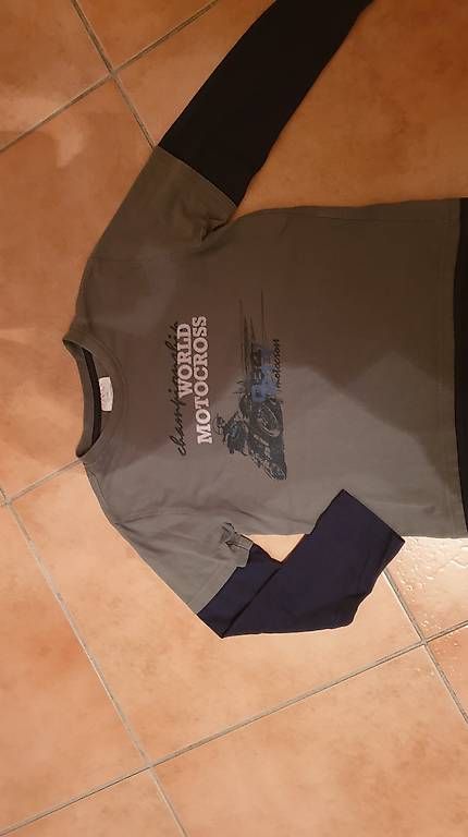 Pulls et sweat-shirts: Langarmshirt Gr. 134/140 – D'occasion à Gamprin par man_j9fr 1
