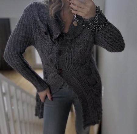 Lange Grobstrickjacke mit Zopfmuster – Grösse S