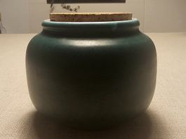 Grünes Mid-Century Keramikgefäß mit Korkdeckel – Asiatisches