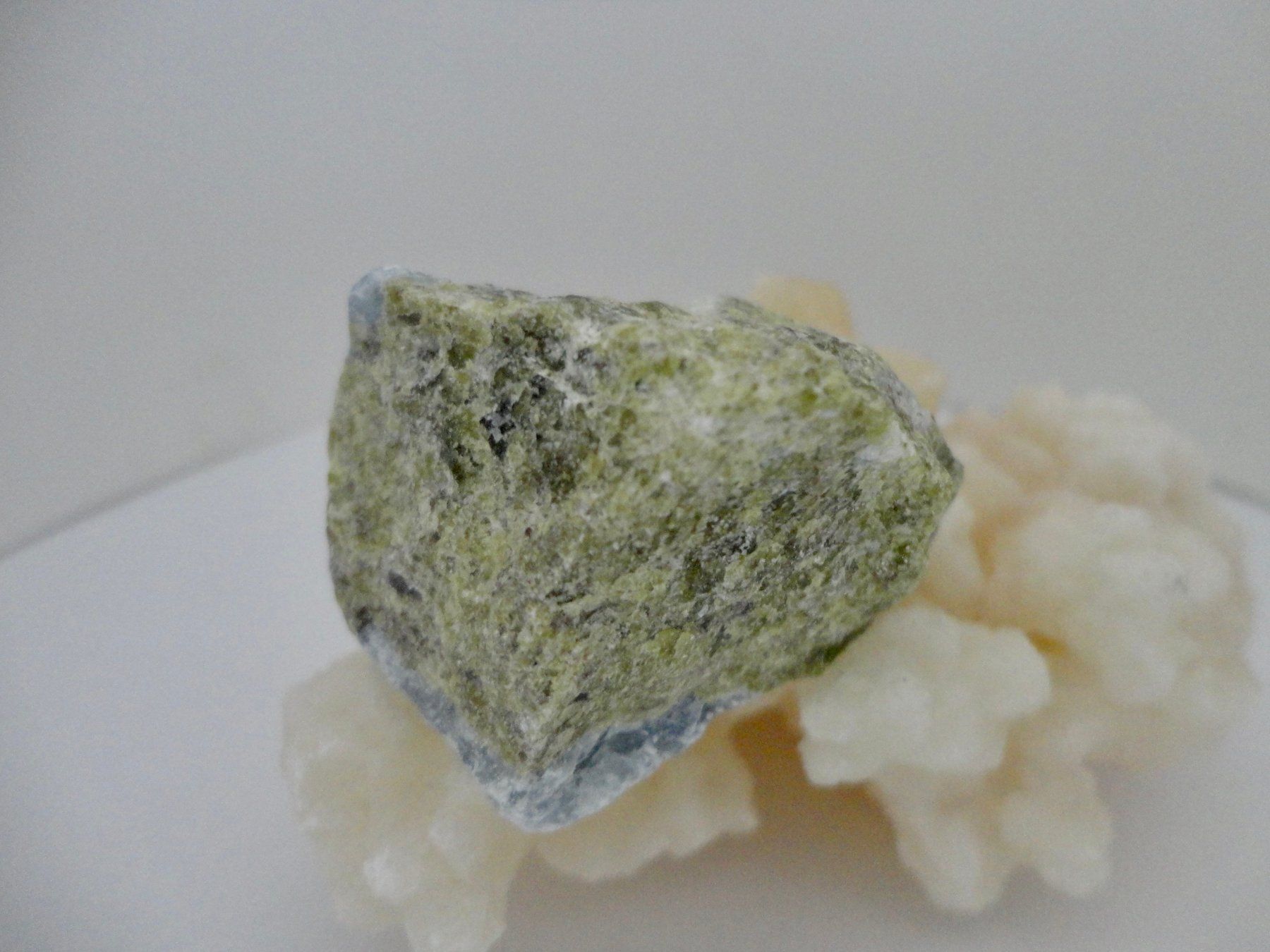 Minerali & Pietre curative: Vesuvianit roh – Nuovo (secondo la descrizione) da Biberist venduto da Steine