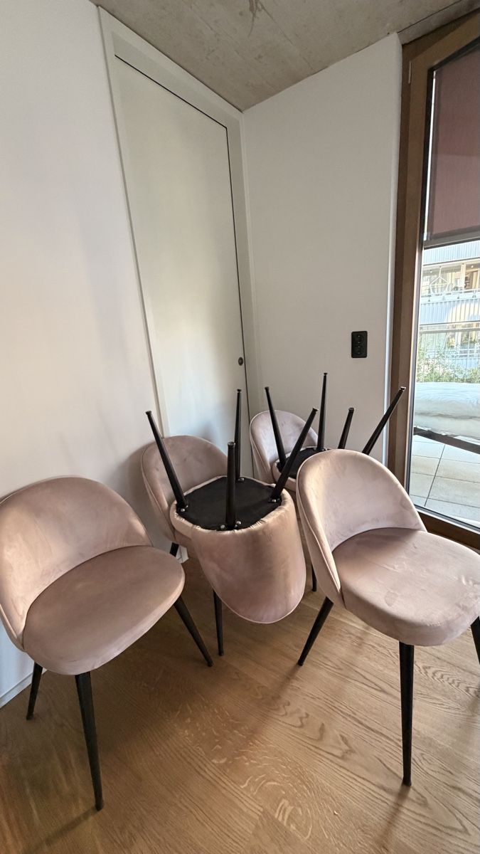 Stühle: 6 Rosa Stühle, Samt-Optik – Gebraucht aus Zürich von sarahmessm.r