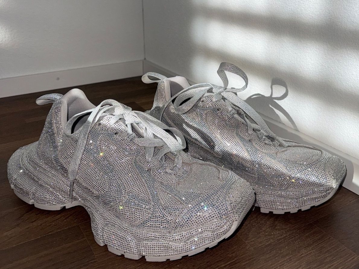 Balenciaga Scarpe da uomo: Balenciaga silver rhinestone sneakers – Usato da Spreitenbach venduto da hades448