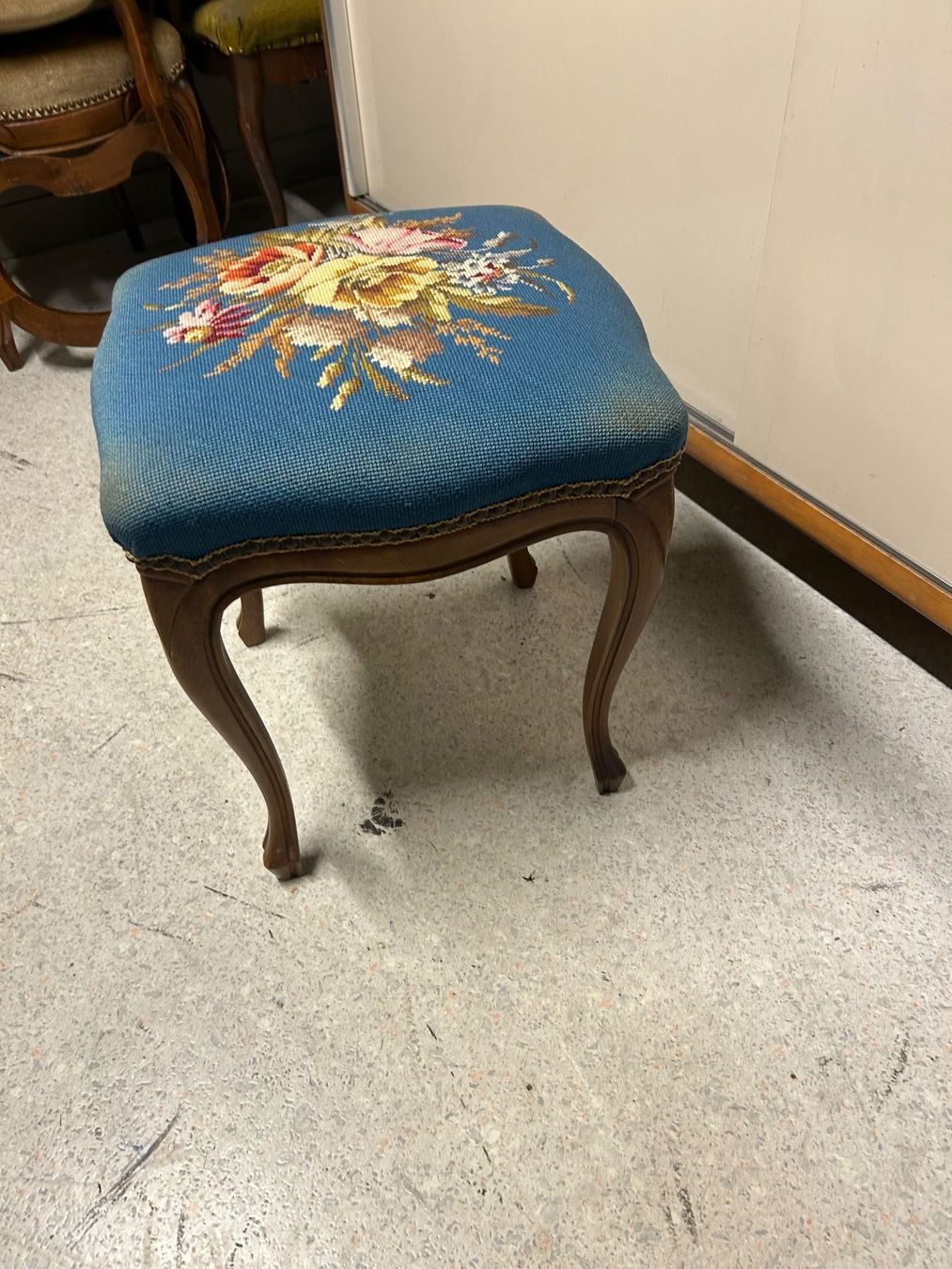 Sedie: Stuhl und Hocker mit Blumenmuster – Usato da Dotzigen venduto da Pacificpack 4