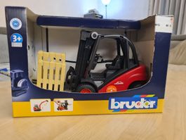 Bruder Linde H30 Stapler mit Palette, neu
