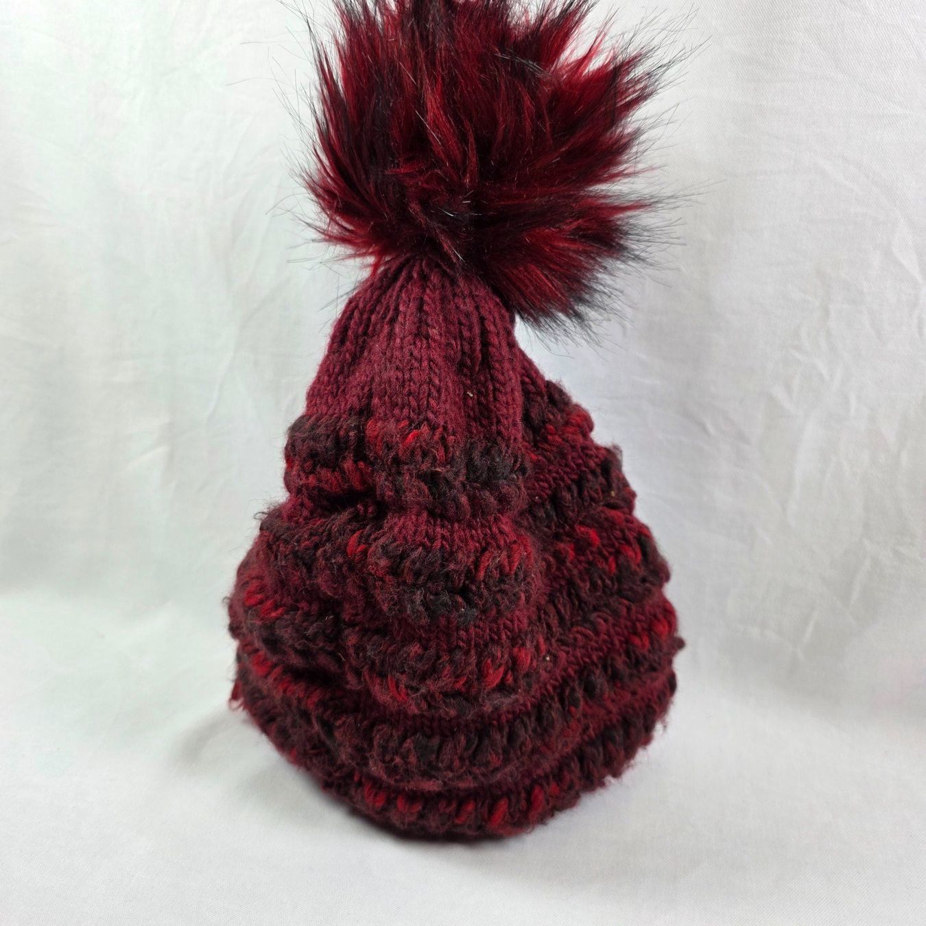 Copricapi, berretti & cappellini: Warme, gestrickte Wintermütze mit Bommel, Weinrot – Usato da Wald ZH venduto da Martin79 2