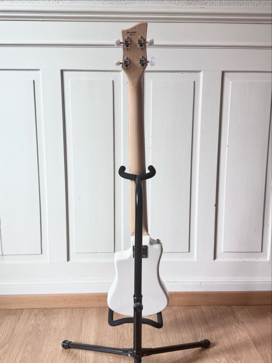 Höfner Strumenti musicali: Höfner Shorty Bass weiss mit Tasche – Usato da Zürich venduto da transparentemente 1