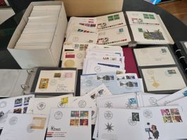 Kiste mit gut 800 Briefe/FDC Schweiz in Alben, lose, …