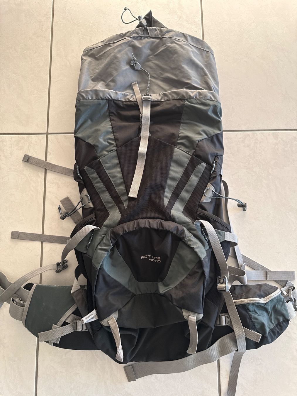Deuter Zaini: Deuter Act Lite 40 + 10 Backpack (Rucksack) – Usato da Glattbrugg venduto da amitchaudhary82