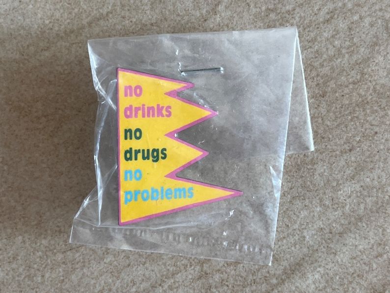 Placchette & Badge: Pin NO DRINKS NO DRUGS NO PROBLEMS neuf – Usato da Vernayaz venduto da Darkfrost