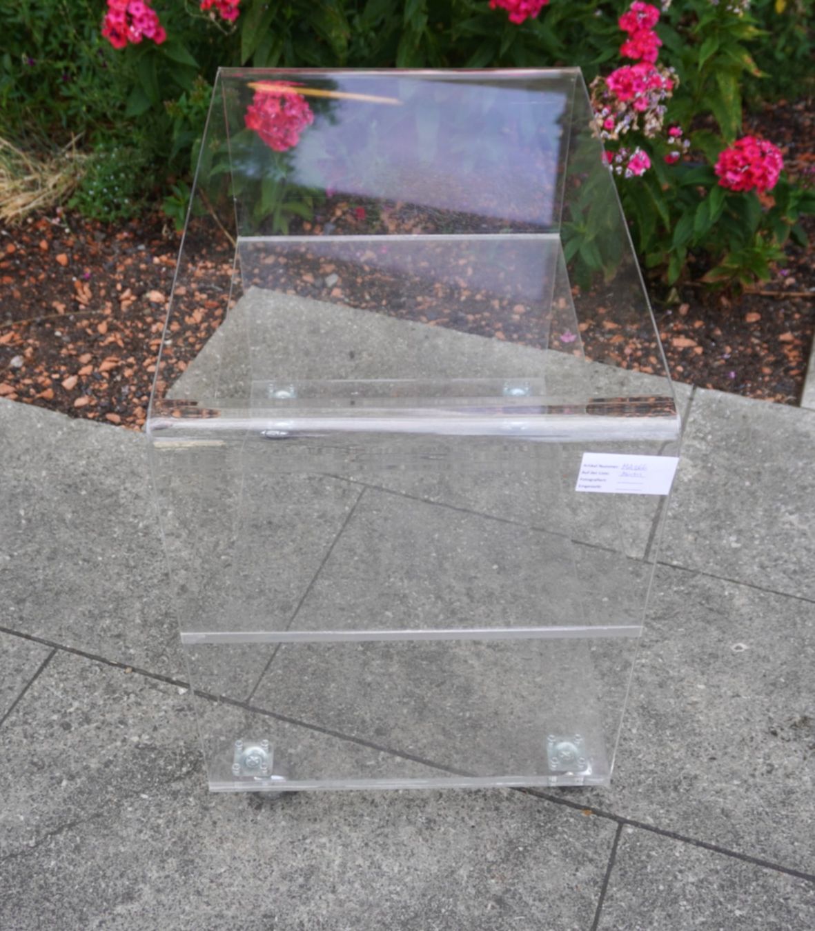 Tables: Vintage Plexiglas Beistelltisch mit Rollen MA366 – D'occasion à Basel par B.W.B. 2